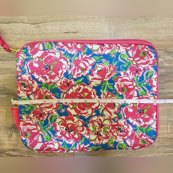Classy classic Lilly Pulitzer iPad mini or small tablet zip-up case - Picture 7 of 8